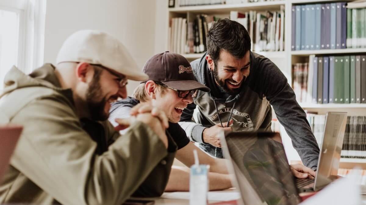 La vision de marque : anticiper le futur pour un succès à long terme 1 Vision de marque : les membres de l'équipe marketing discutent